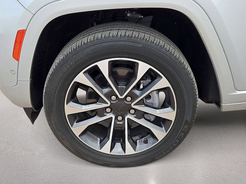 Used 2022 Jeep Grand Cherokee Overland w/ Luxury Tech Group IV AWD/4WD image 10