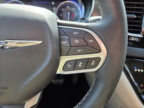 Used 2023 Chrysler Pacifica Touring-L FWD image 31