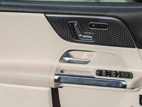 Certified 2025 Mercedes-Benz GLB 250 4MATIC image 21