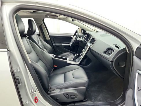 Used 2018 Volvo S60 T5 Inscription image 18