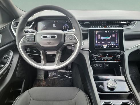 Used 2025 Jeep Grand Cherokee Laredo X w/ Luxury Tech Group I image 39