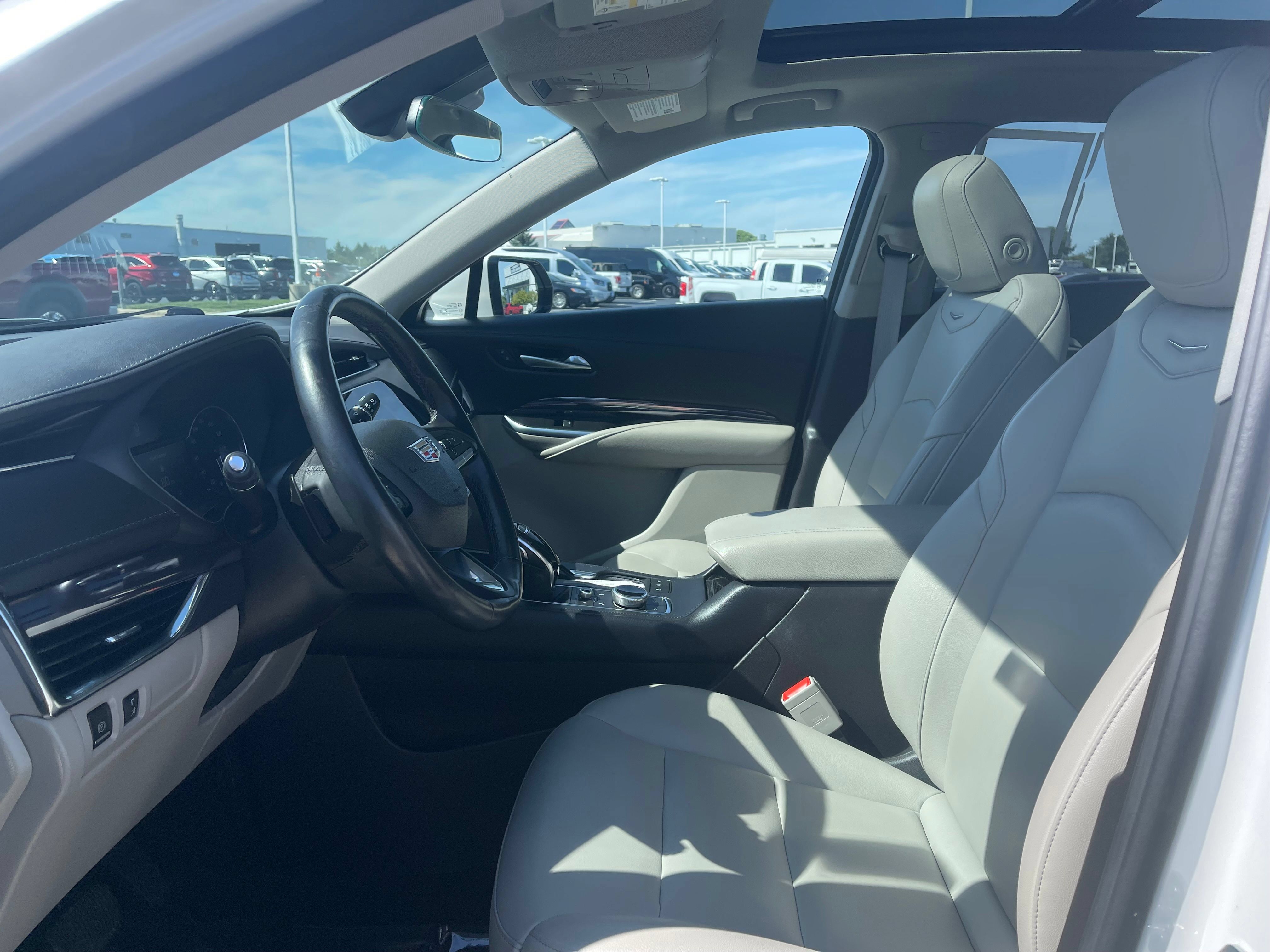 Used 2023 Cadillac XT4 Luxury w/ Cold Weather Package AWD/4WD image 15