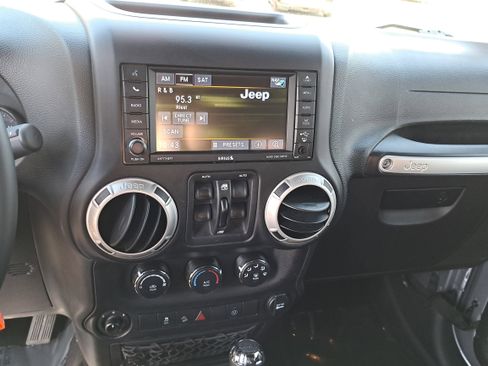 Used 2018 Jeep Wrangler Unlimited Sahara w/ Connectivity Group image 19