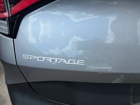 Used 2023 Kia Sportage LX AWD/4WD image 9