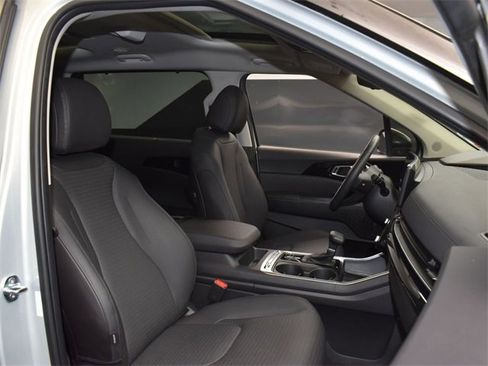 Certified 2025 Kia Carnival SX Prestige image 13