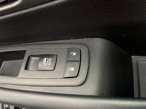 Used 2025 Chrysler Pacifica Select FWD image 40