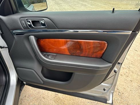 Used 2013 Lincoln MKS AWD image 23