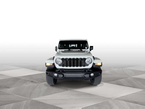 Used 2025 Jeep Gladiator Sport AWD/4WD image 3