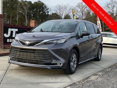 Used 2022 Toyota Sienna XLE image 3