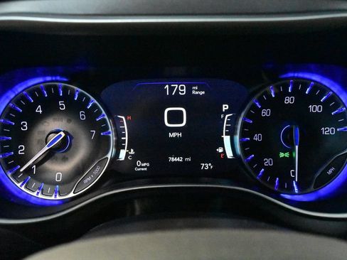 Used 2023 Chrysler Pacifica Touring-L FWD image 17