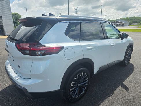 Used 2025 Nissan Rogue SL w/ Tech Package FWD image 3