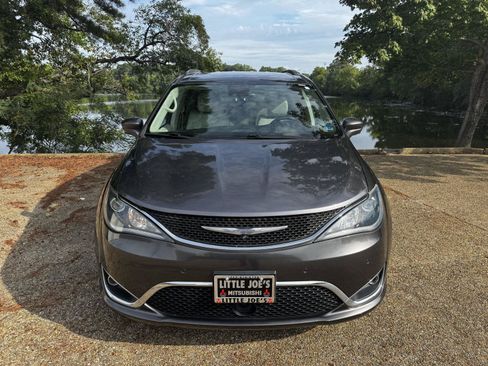 Used 2017 Chrysler Pacifica Touring-L Plus w/ Advanced Safetytec Group FWD image 14