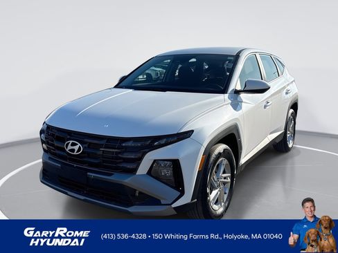 Used 2025 Hyundai Tucson SE image 1