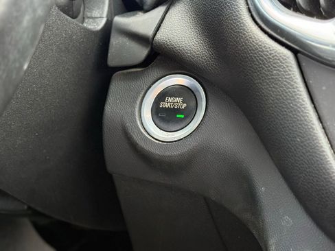 Used 2018 Chevrolet Equinox LT image 18