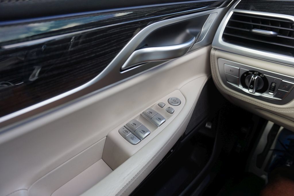 Used 2019 BMW 750i w/ Executive Package RWD image 41
