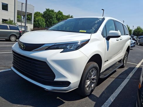 Used 2026 Toyota Sienna LE FWD image 2