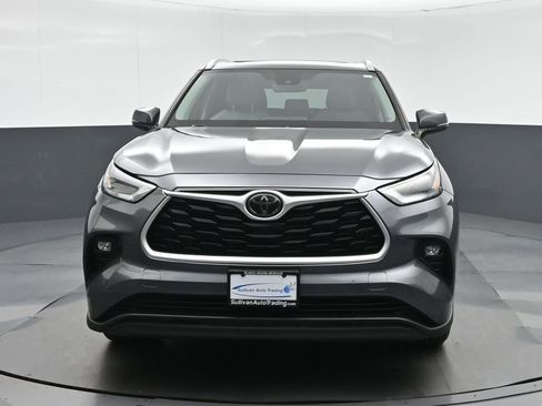 Used 2021 Toyota Highlander XLE AWD/4WD image 2