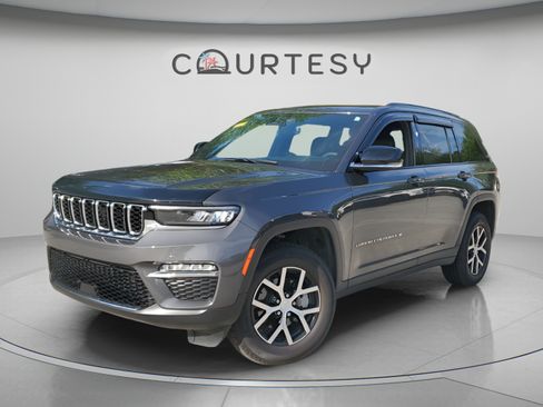 Certified 2025 Jeep Grand Cherokee Limited w/ Trailer Tow Package AWD/4WD image 1