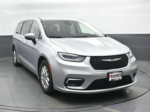 Used 2023 Chrysler Pacifica Touring-L FWD image 4