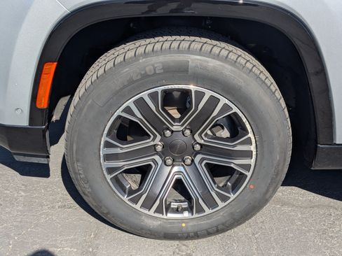 Used 2023 Jeep Wagoneer Series II w/ HD Trailer Tow Package AWD/4WD image 13