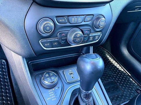 Used 2019 Jeep Cherokee Trailhawk image 26