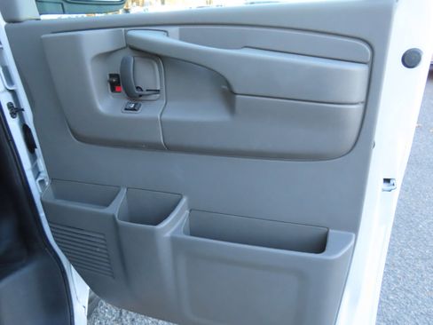 Used 2015 Chevrolet Express 2500 image 19