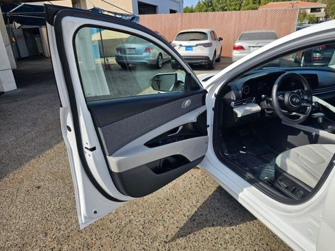 Used 2025 Hyundai Elantra Limited FWD image 19