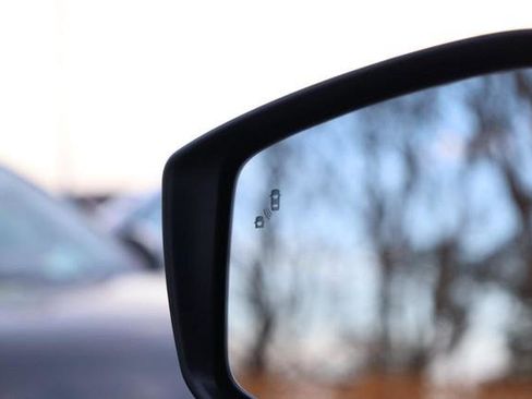 New 2025 Nissan Versa SR w/ Trunk Package image 18