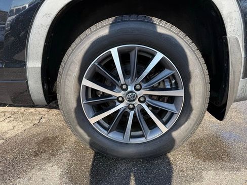 Used 2017 Toyota Highlander XLE image 28