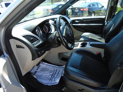 Used 2019 Dodge Grand Caravan SXT FWD image 12