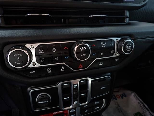 Used 2024 Jeep Gladiator Rubicon w/ Technology Group AWD/4WD image 16