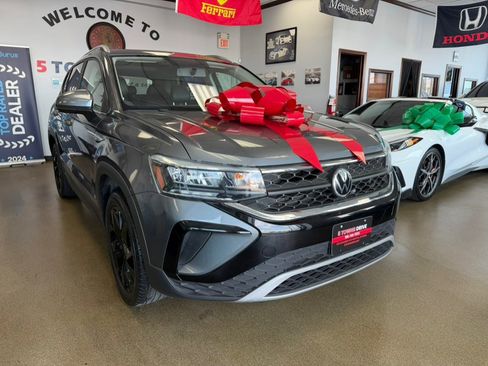 Used 2022 Volkswagen Taos SE w/ Panoramic Sunroof Package image 2