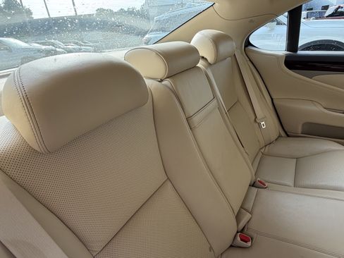 Used 2013 Lexus LS 460 w/ Comfort Pkg RWD image 40