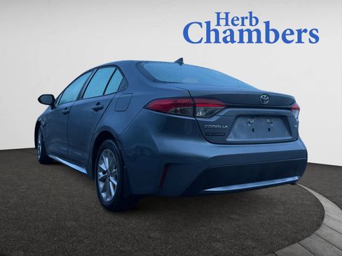 Used 2022 Toyota Corolla LE image 3