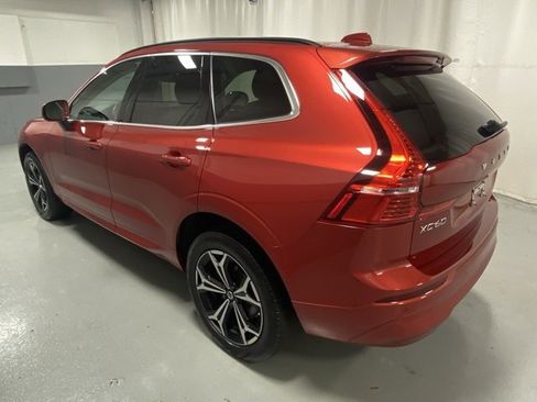 Used 2022 Volvo XC60 B5 Momentum w/ Climate Package image 2