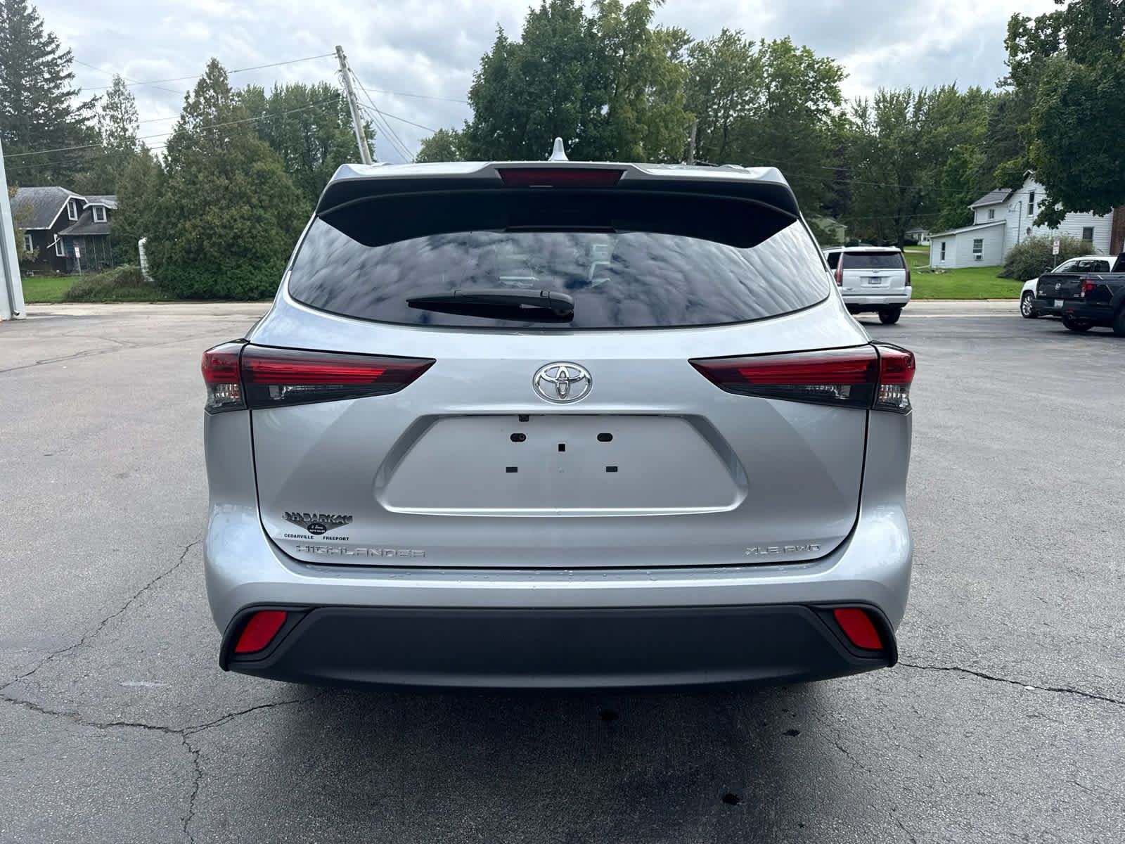 Used 2024 Toyota Highlander XLE AWD/4WD image 4