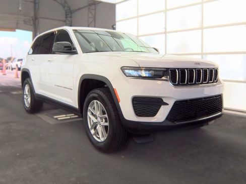 Used 2024 Jeep Grand Cherokee Laredo X AWD/4WD image 7