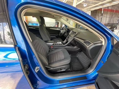Used 2017 Ford Fusion SE FWD image 16