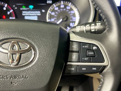 Used 2024 Toyota Highlander XLE FWD image 19