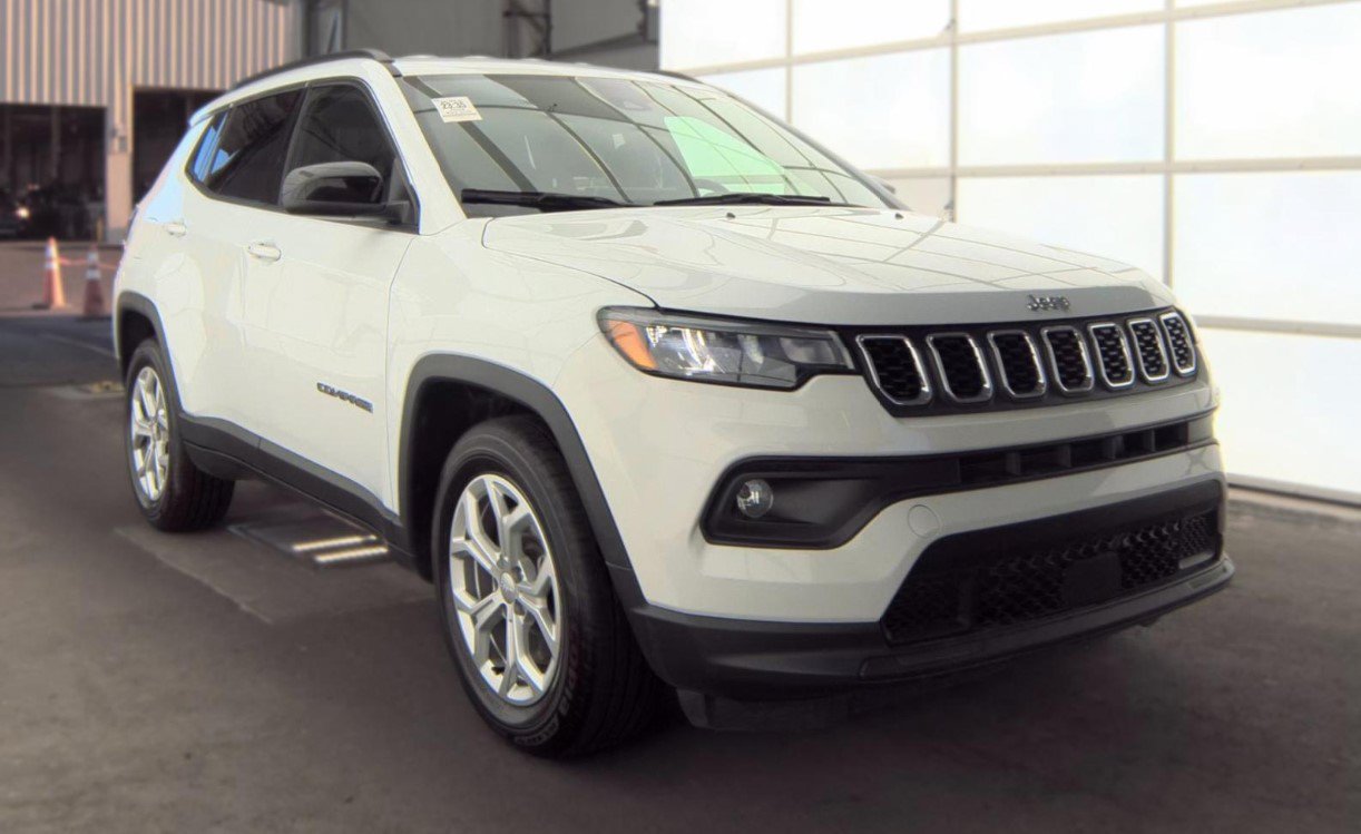 Used 2024 Jeep Compass Latitude AWD/4WD image 2
