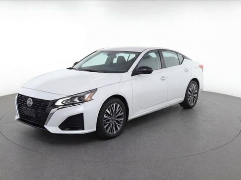 Used 2025 Nissan Altima 2.5 SV FWD image 8