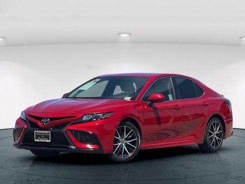 Used 2021 Toyota Camry SE FWD image 2