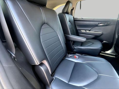 Used 2021 Toyota Highlander XLE FWD image 21