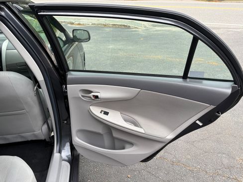 Used 2010 Toyota Corolla LE FWD image 19