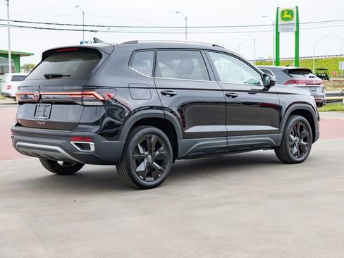 New 2026 Volkswagen Taos SE FWD image 6