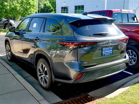 Used 2024 Toyota Highlander XLE AWD/4WD image 7