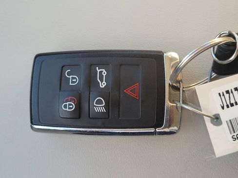 Used 2018 Jaguar E-PACE SE image 32