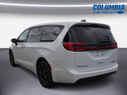 Used 2024 Chrysler Pacifica Limited w/ Uconnect Theater Family Group FWD image 5