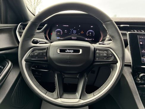 Used 2023 Jeep Grand Cherokee Altitude image 19