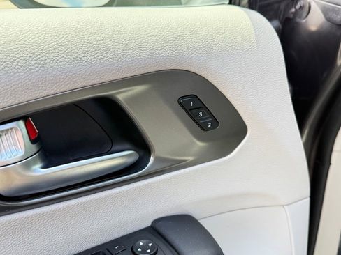 Used 2023 Chrysler Pacifica Touring-L FWD image 15